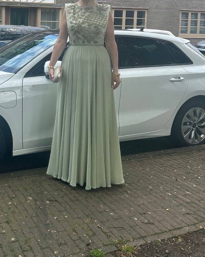 Elegante avondjurk met kralen - Lichtgroen, Kleding | Dames, Jurken, Maat 38/40 (M), Ophalen of Verzenden, Zo goed als nieuw, Onder de knie