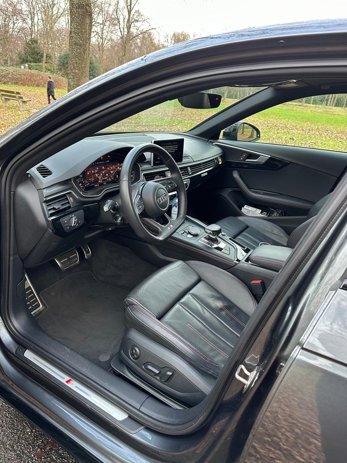 Audi A4 limousine 2.0 benzine 252 PK orgineel. Vol opties!!, Zwart, 4 cilinders, 1984 cc, 75 €/maand