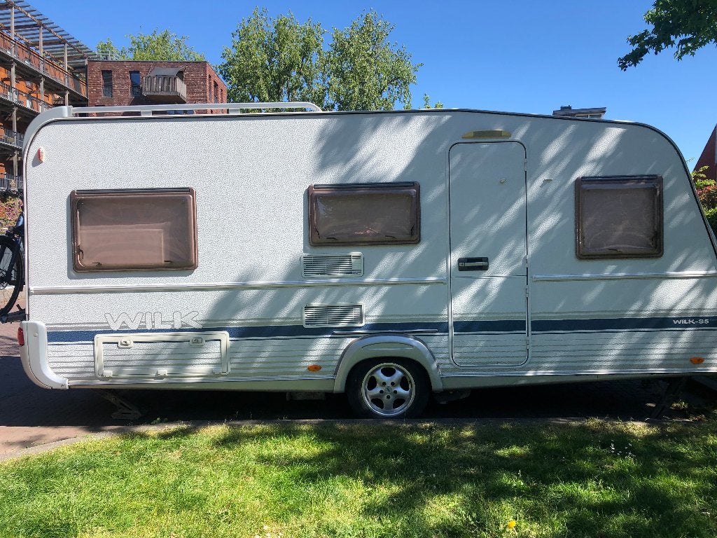 wilk caravan S5, Caravans en Kamperen, Caravans, Particulier, tot en met 4, 1000 - 1250 kg, Rondzit, Wilk, 2 aparte bedden, Lengtebed