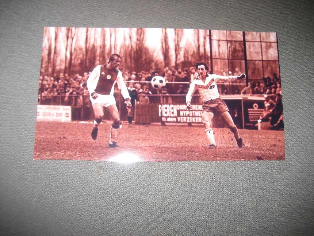 johan cruijff foto tegen ajax, Ophalen of Verzenden, Gebruikt, Ajax, Poster, Plaatje of Sticker