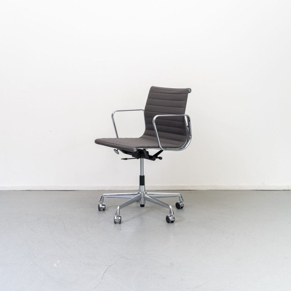 Vitra Eames EA 117 Bureaustoel Grijs Hopsak - Chroom, Niet ingevuld, Zo goed als nieuw, Niet ingevuld, Niet ingevuld