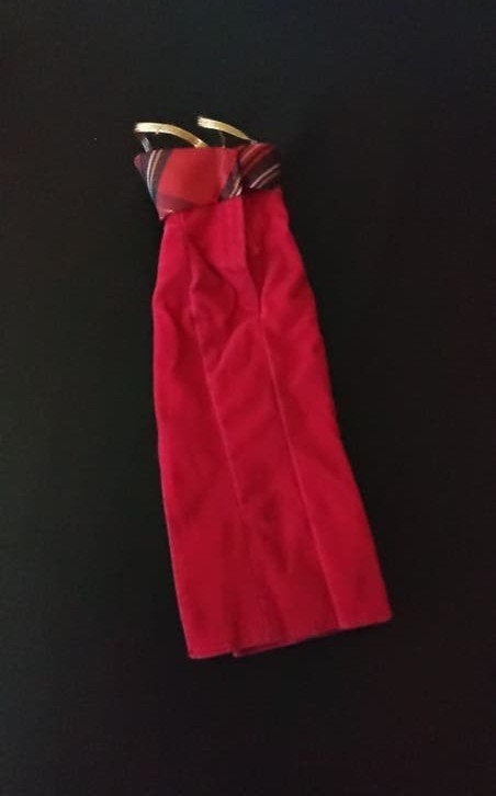 Barbie Rode fluwelen jurk met Schotse ruit details, Verzamelen, Poppen, Ophalen of Verzenden, Zo goed als nieuw, Kleertjes