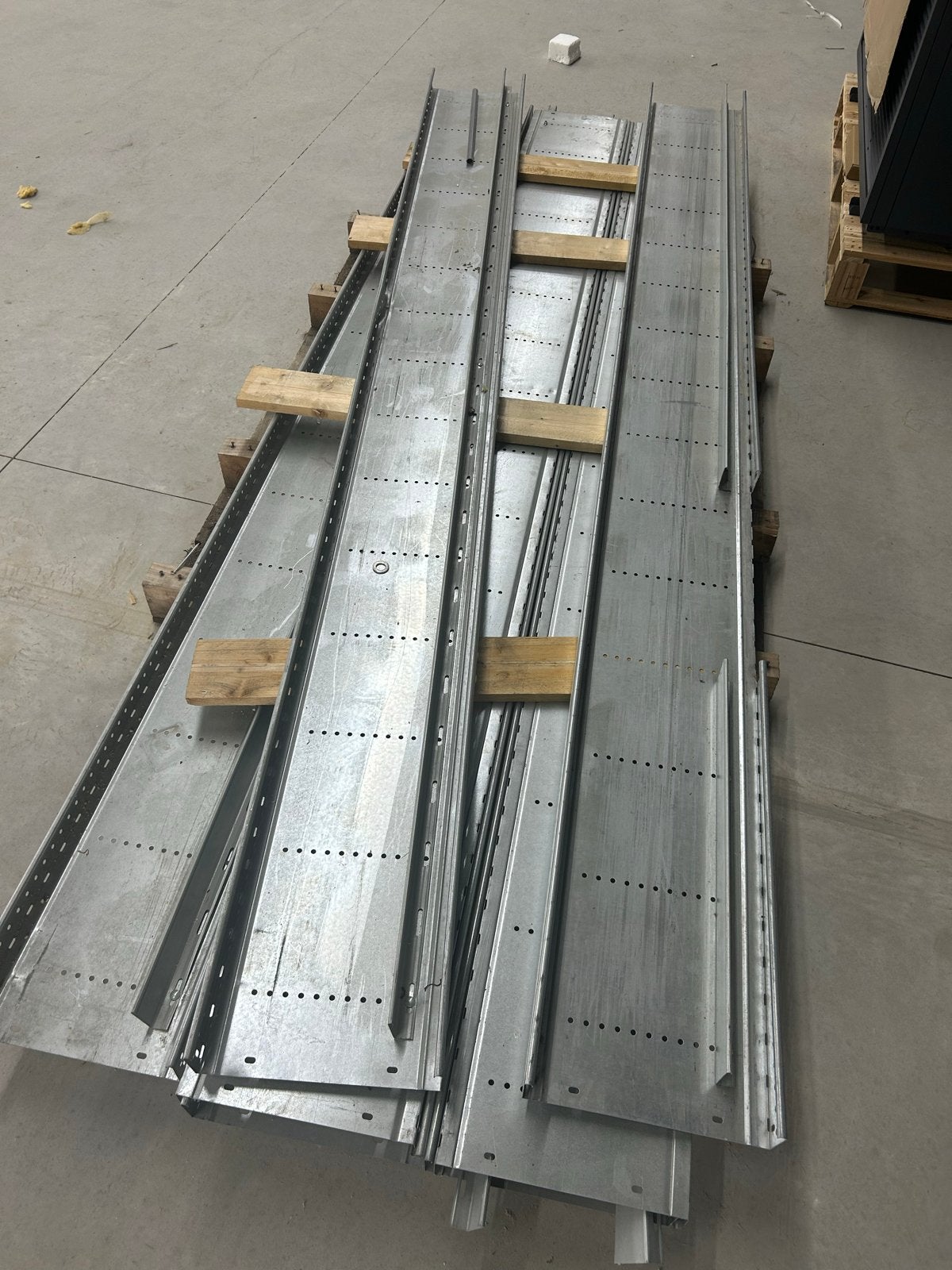 7x Kabelgoot met verdeler - 3m lang x 30cm breed, Ophalen of Verzenden, Gebruikt, Overige typen