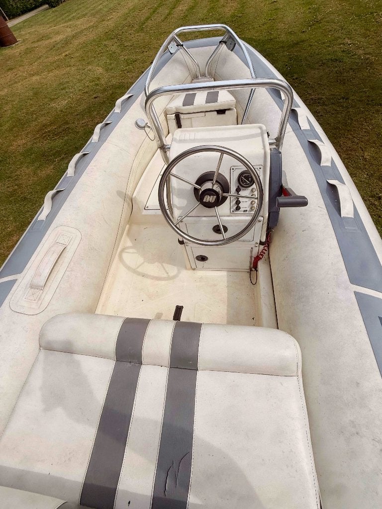 Foto 5 van Novurania MX 335 RIB met Yamaha buitenboordmotor en trailer