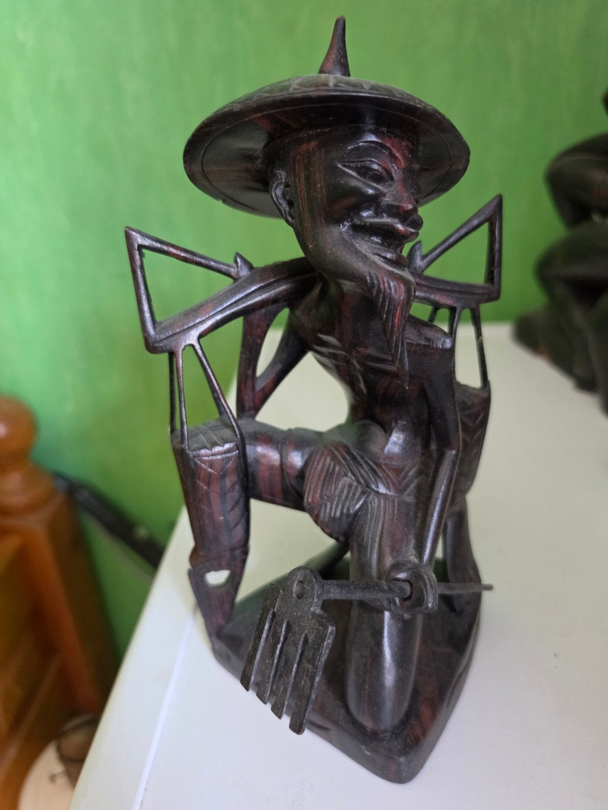 Houten beeldje van Aziatische boer met hoed en werktuig, Minder dan 20 cm, Ophalen of Verzenden, Handgemaakt, Beeld