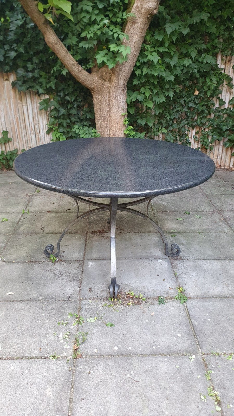 Unieke ronde tuintafel, materiaal Basalt en stalen frame