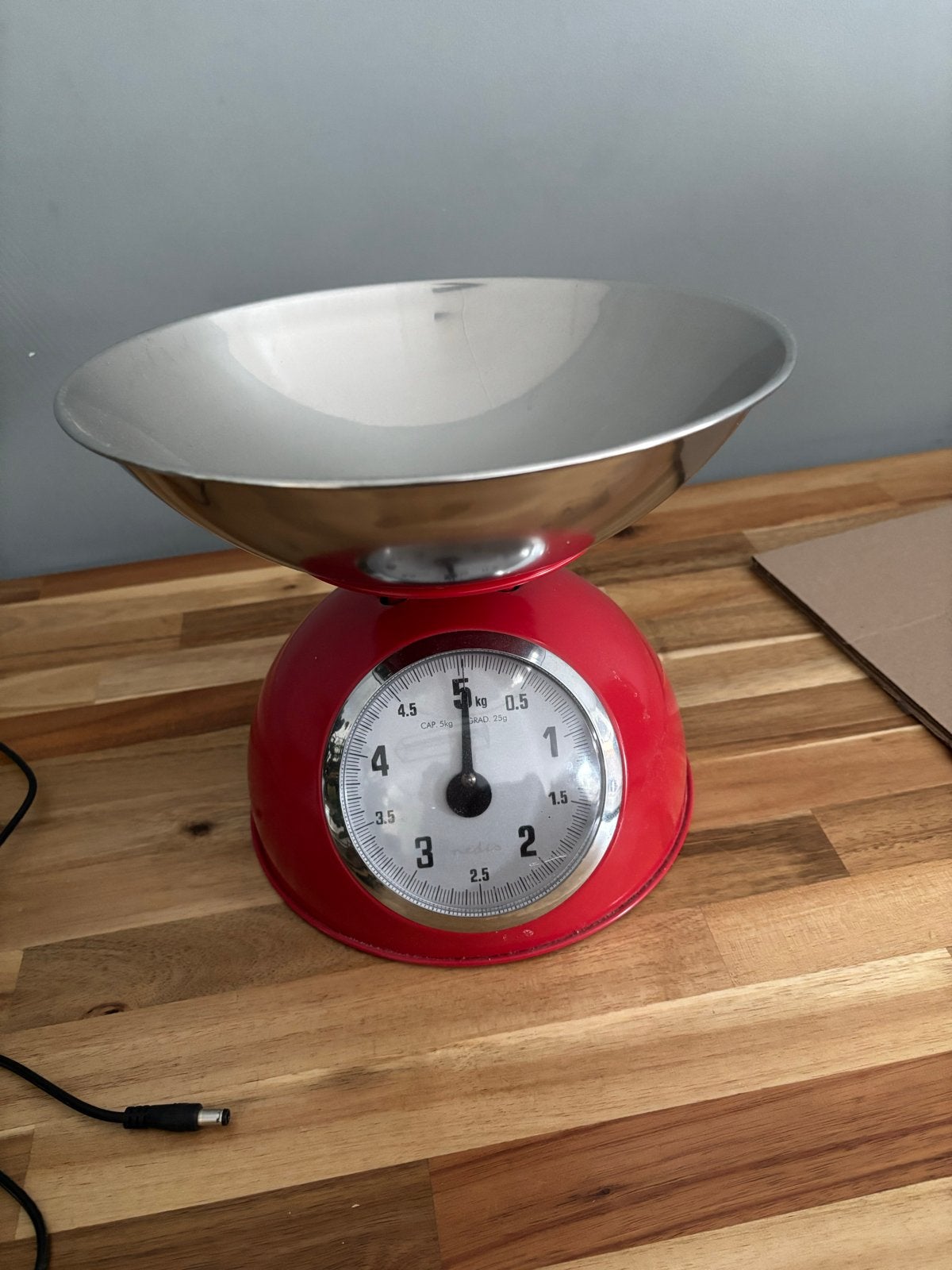 Nedis Keukenweegschaal Rood - Analoog, 5kg capaciteit, Ophalen, Minder dan 10 kg, Keukenweegschaal, Zo goed als nieuw