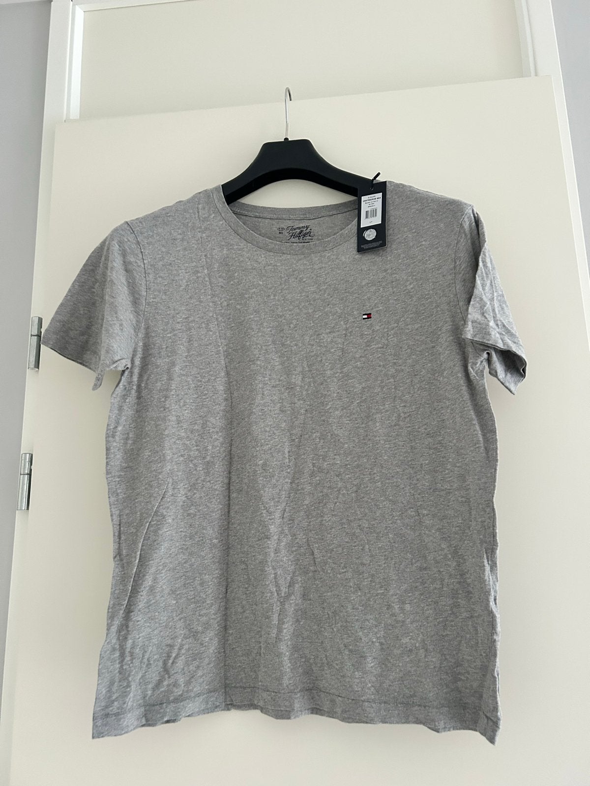 Tommy Hilfiger T-shirt - Grijs - Maat S - Nieuw met kaartjes, Ophalen of Verzenden, Nieuw, Maat 48/50 (M), Grijs