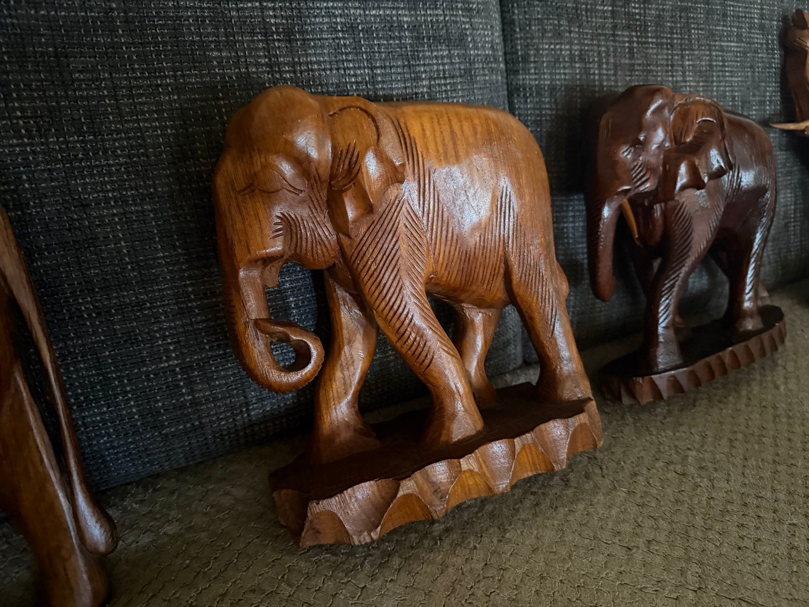 Set van 4 handgesneden houten olifantenbeelden, Antiek en Kunst, Kunst | Beelden en Houtsnijwerken, Ophalen of Verzenden, 20 - 50 cm