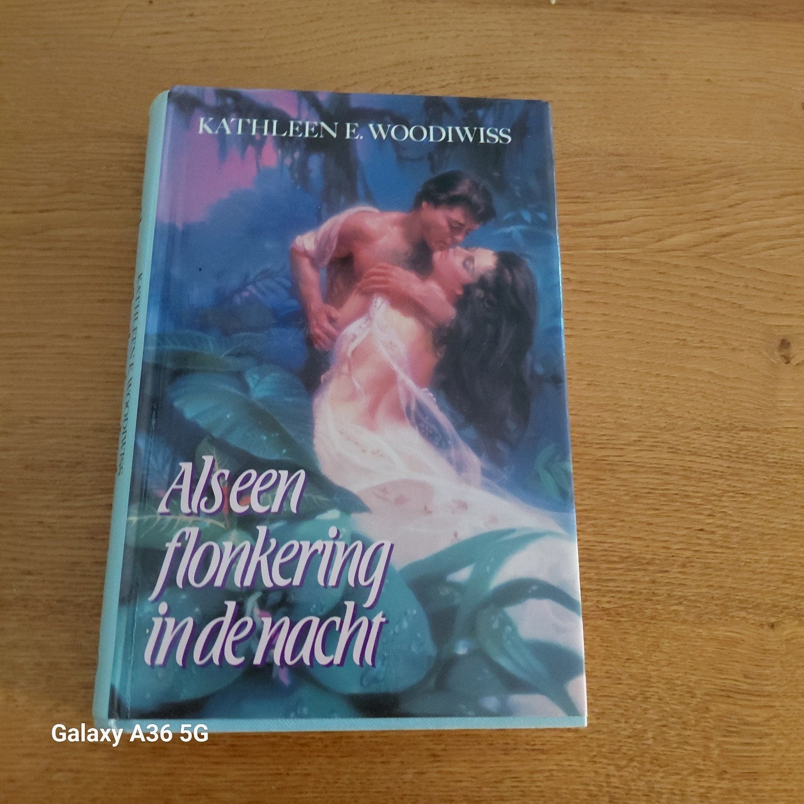 Als een flonkering in de nacht - Kathleen E. Woodiwiss, Ophalen of Verzenden, Gelezen, Kathleen E. Woodiwiss, Nederland
