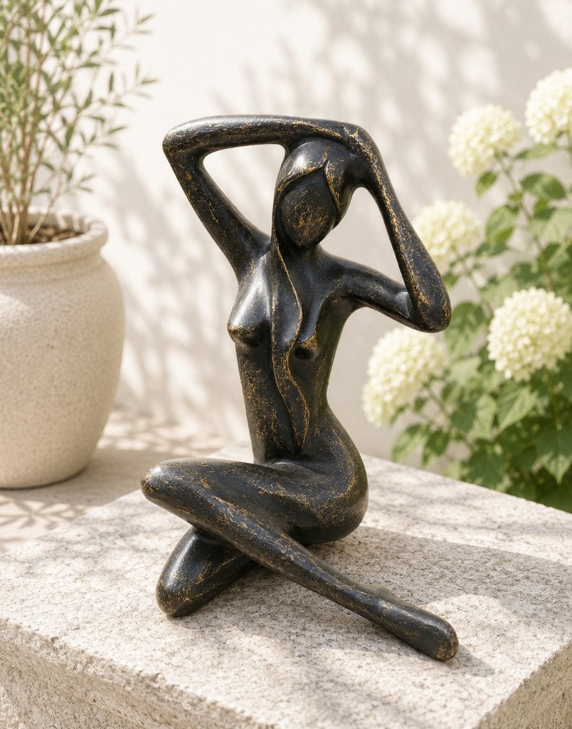 POSERENDE VROUW / Bronzen tuinbeeld / brons