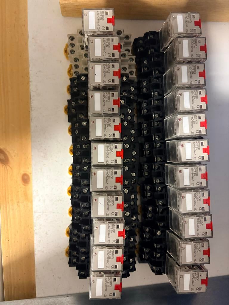 Omron MY2IN relais met voet 22 stuks, Ophalen of Verzenden, Gebruikt, Overige typen