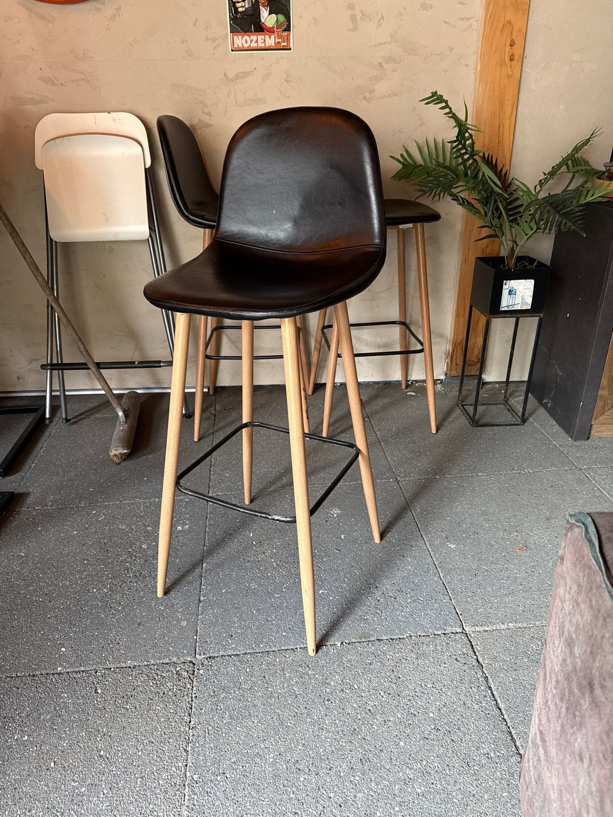 Set van 4 moderne barkrukken met houten poten, Ophalen, Gebruikt, Met voetsteun, 90 cm of meer