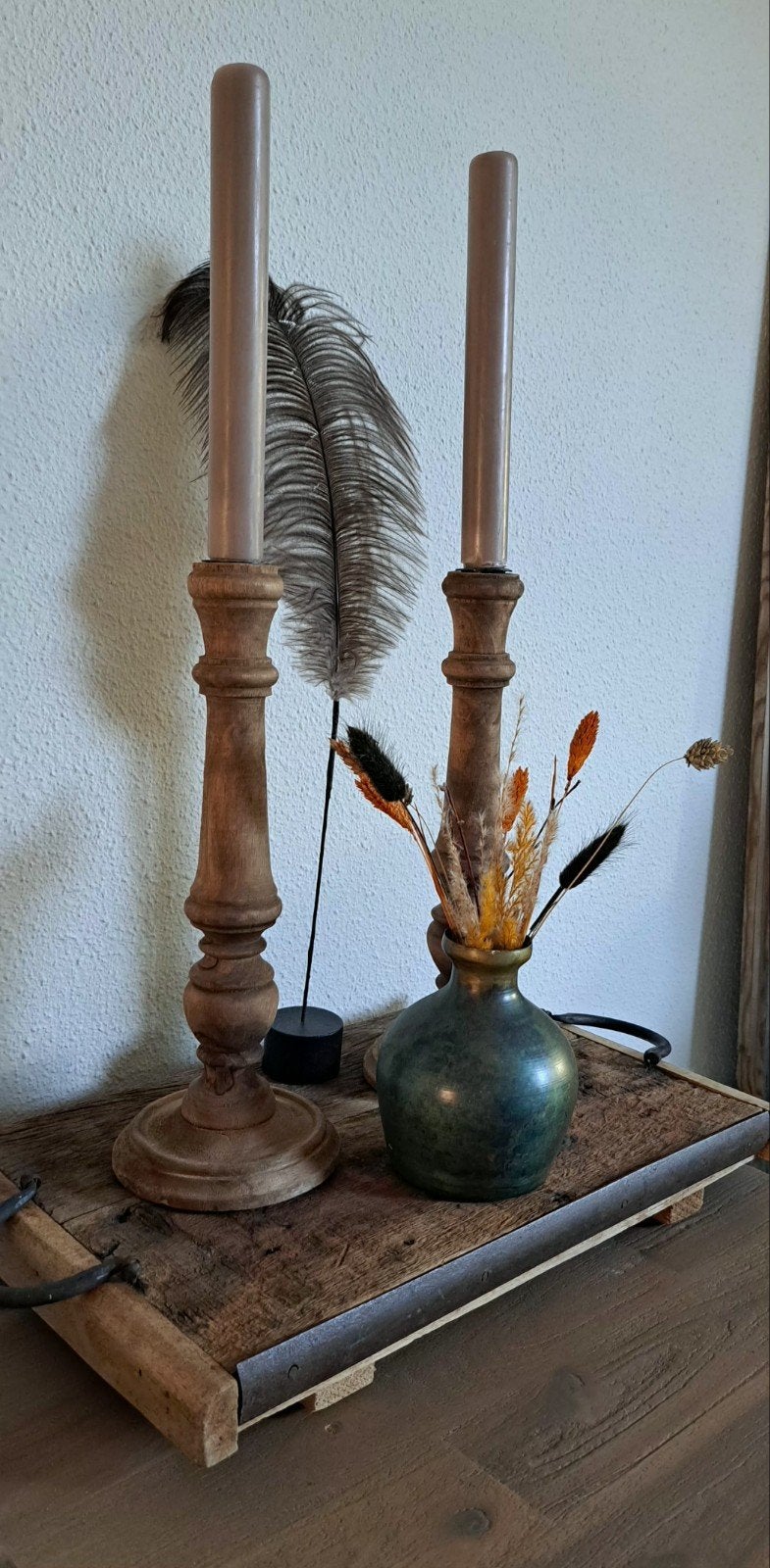 Compleet set Twee kandelaars, vaasje en veer en plateau, Huis en Inrichting, Bruin, Ophalen of Verzenden, Zo goed als nieuw, Kaars