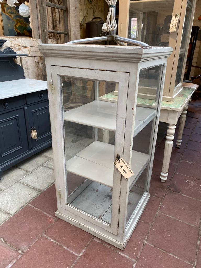 Franse balie vitrine, Ophalen