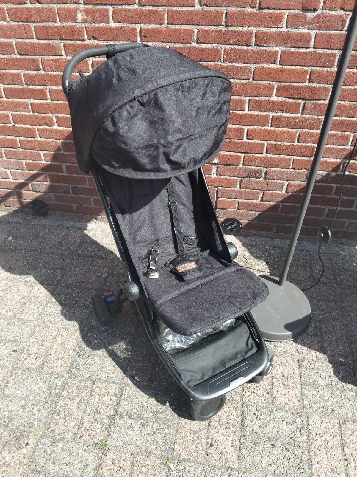 Zwarte kinderwagen met regenhoes (mist 1 schouderbandje), Ophalen, Gebruikt, Kinderwagen, Overige merken