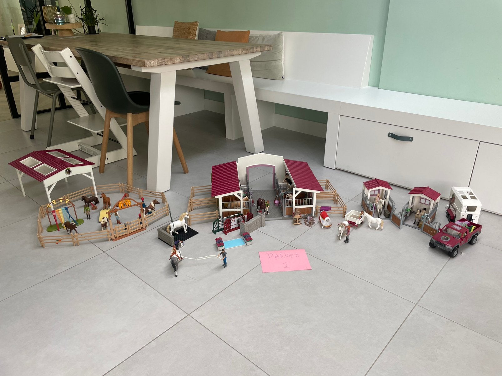 Grote Schleich paardenwereld met stallen en trailer, Ophalen, Zo goed als nieuw, Jongen of Meisje