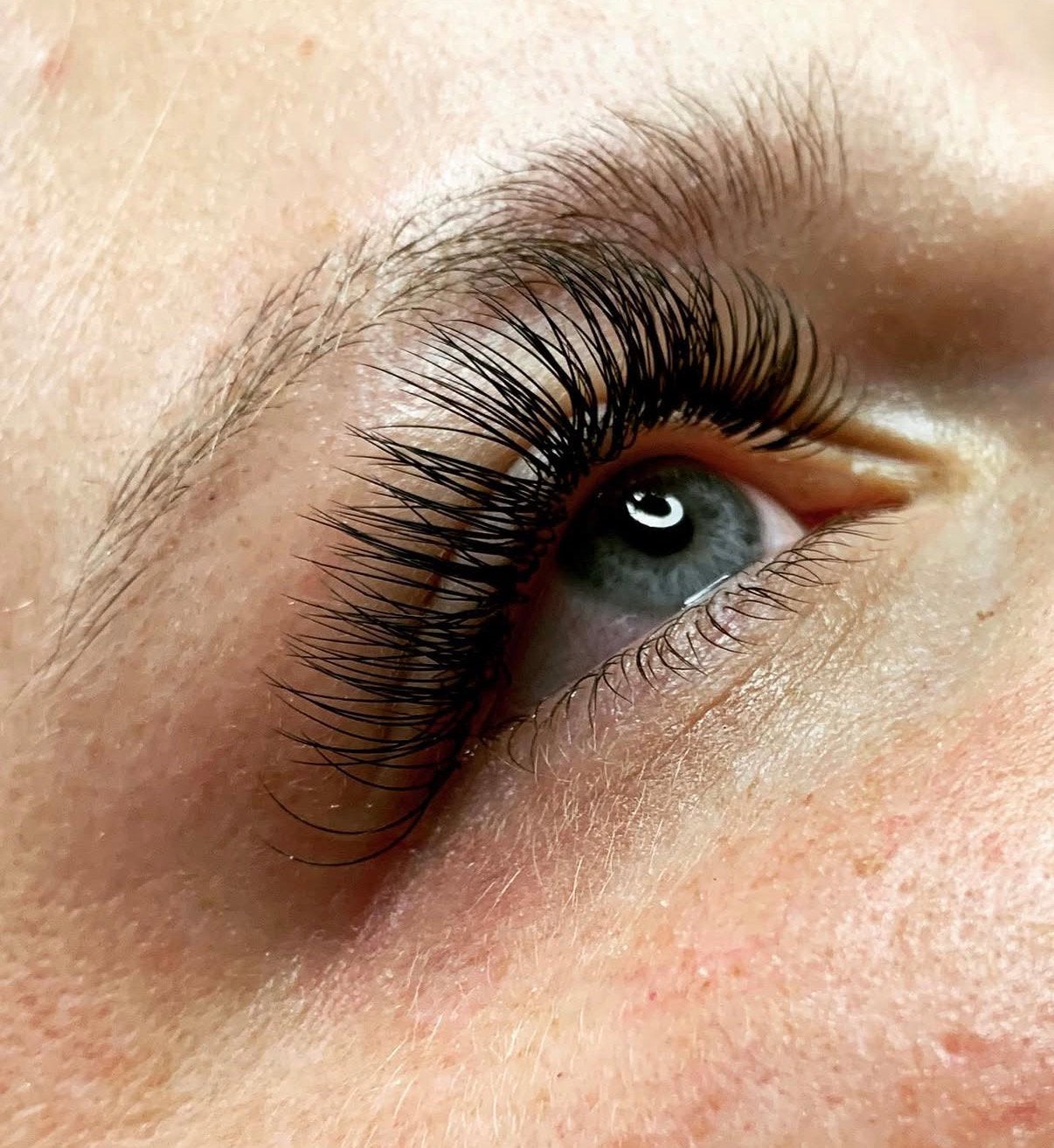 Wimperextensions | one by one, hybrid & volume, Ophalen, Zo goed als nieuw, Ogen, Verzorging