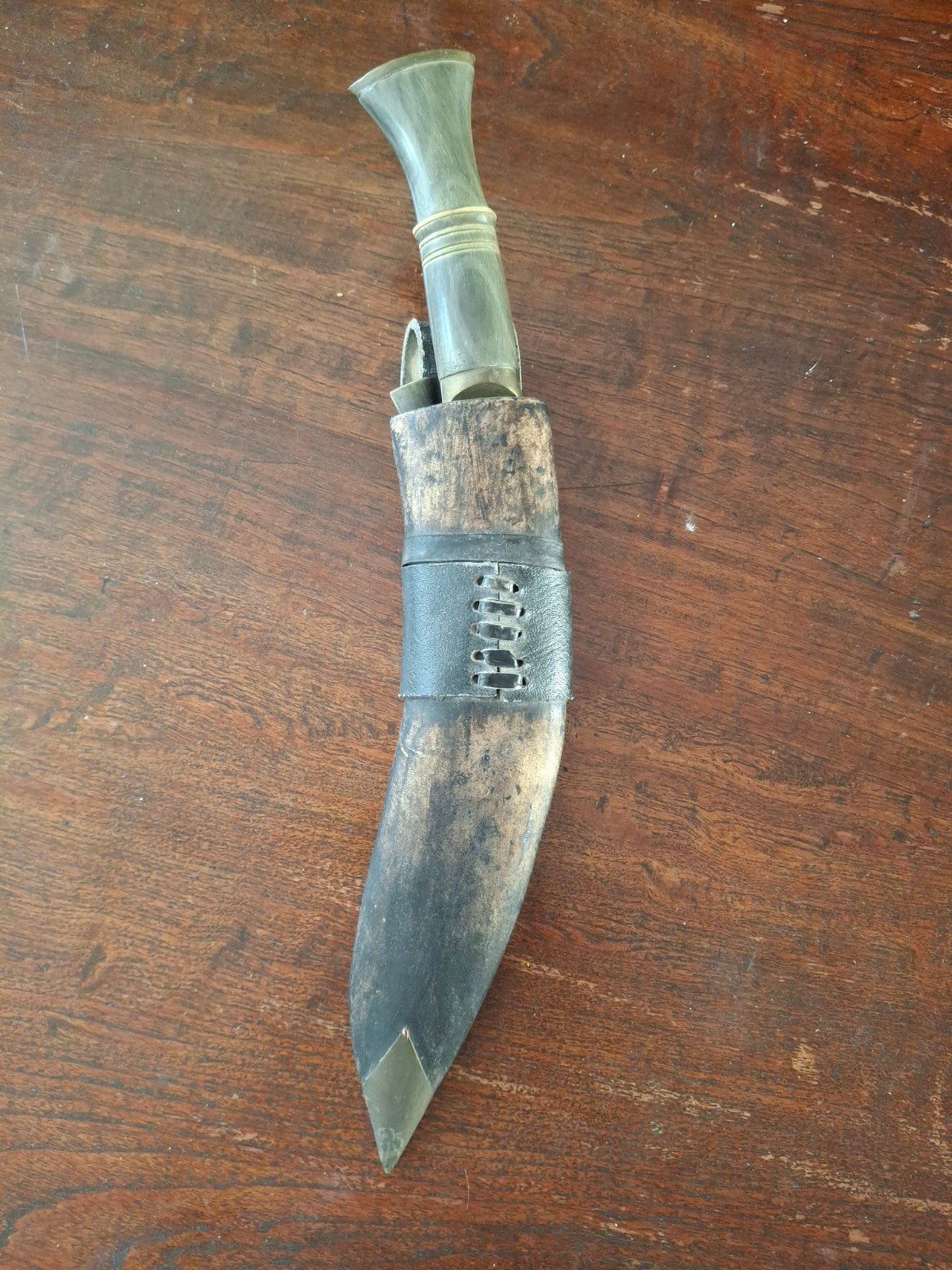 gurka mes, Ophalen