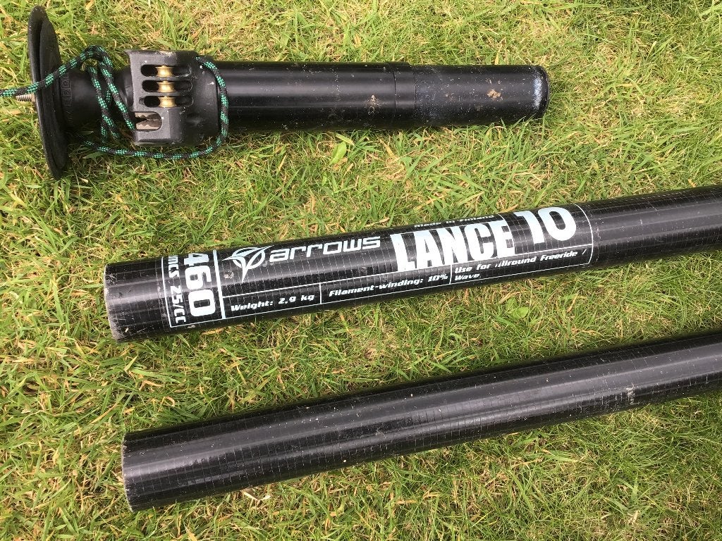Deelbare surf mast met voet, giek en trapeze., Ophalen, Gebruikt, Mast