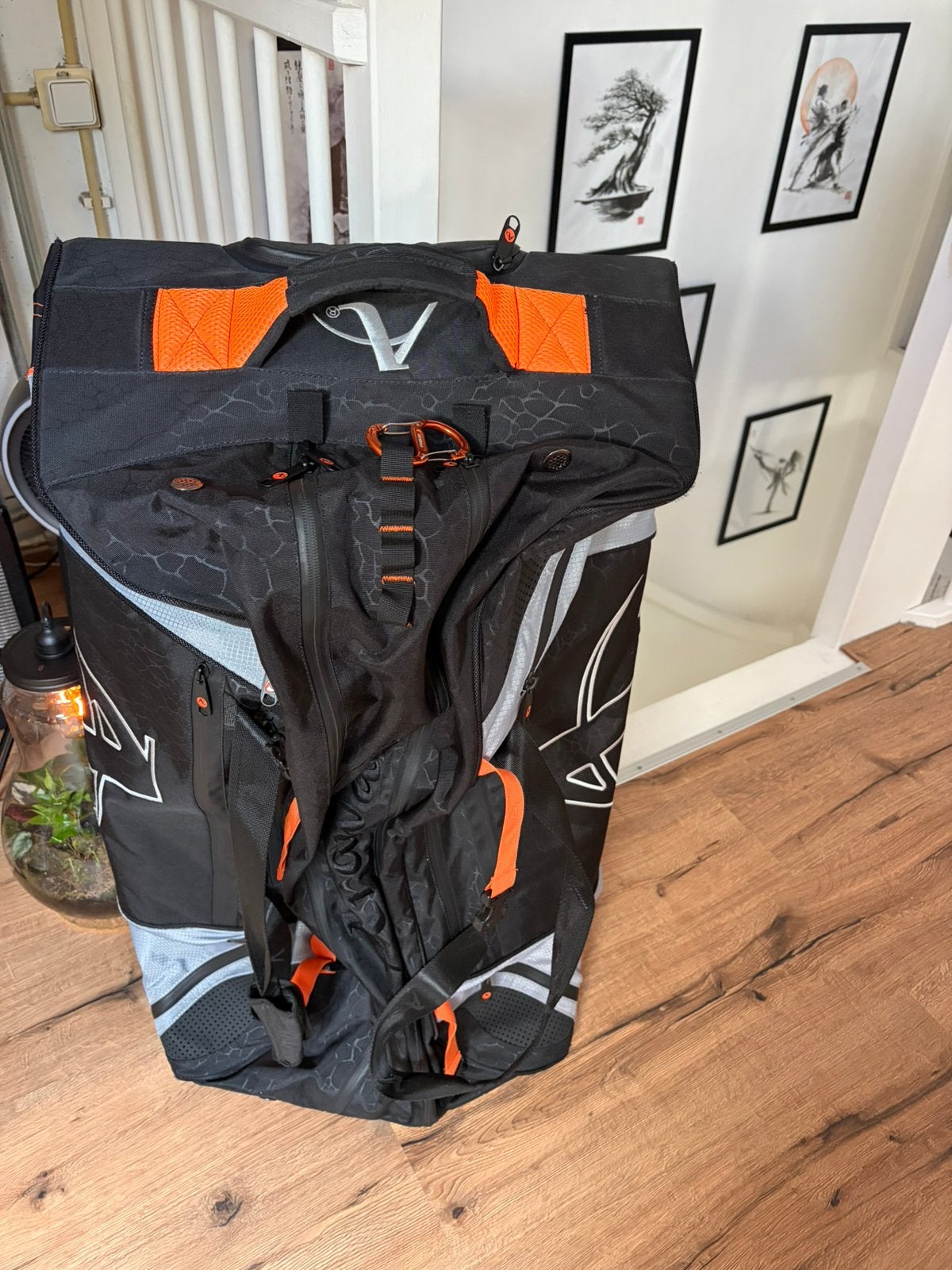 MULTIFUNCTIONELE SPORTTROLLEY ARAWAZA ZWART-ORANJE sporttas, Ophalen, Zo goed als nieuw