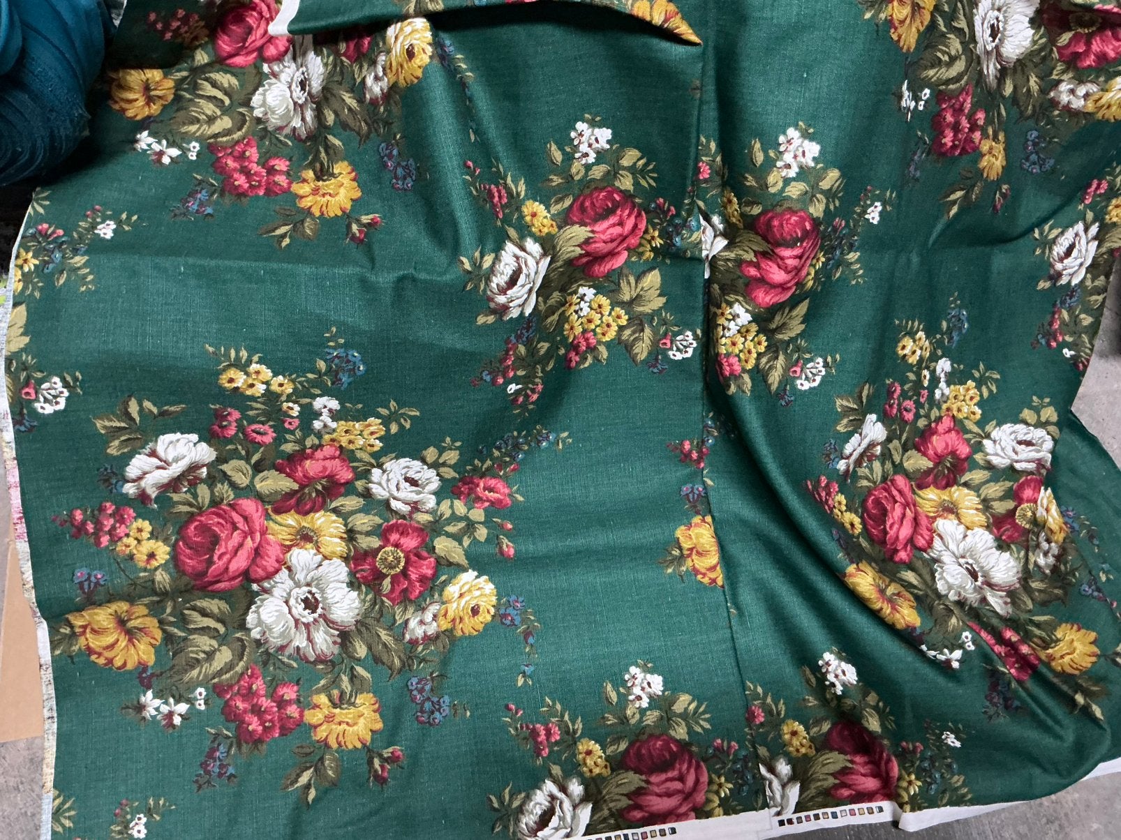 Katoen/linnen met bloemen lap is 5 meter 30 bij 1 meter 30, Meerkleurig, 120 cm of meer, Ophalen of Verzenden, Katoen