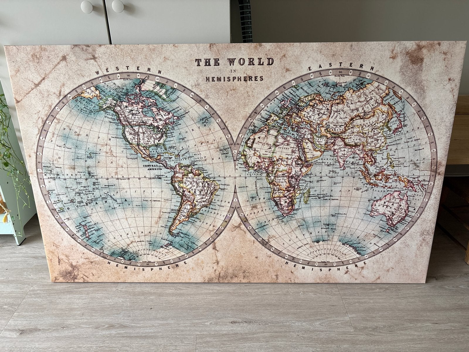 Grote canvas wereldkaart - The World in Hemispheres, Huis en Inrichting, 50 – 75, Gebruikt, Ophalen of Verzenden, Print