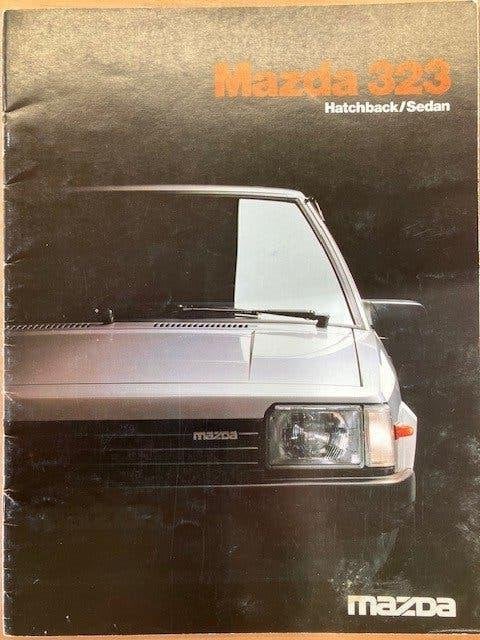 Mazda 323 Hatchback/Sedan brochure uit 1982 (NL), Ophalen of Verzenden, Gelezen, Mazda