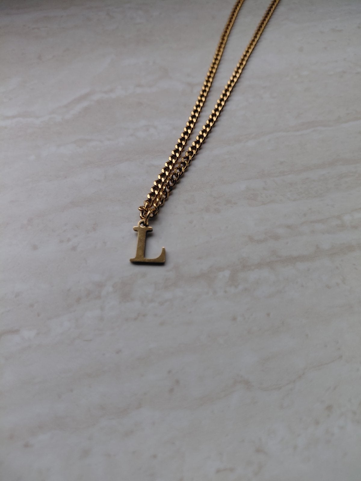 Gouden ketting met letter 'L' hanger, Ophalen of Verzenden, Zo goed als nieuw, Goud, Overige materialen