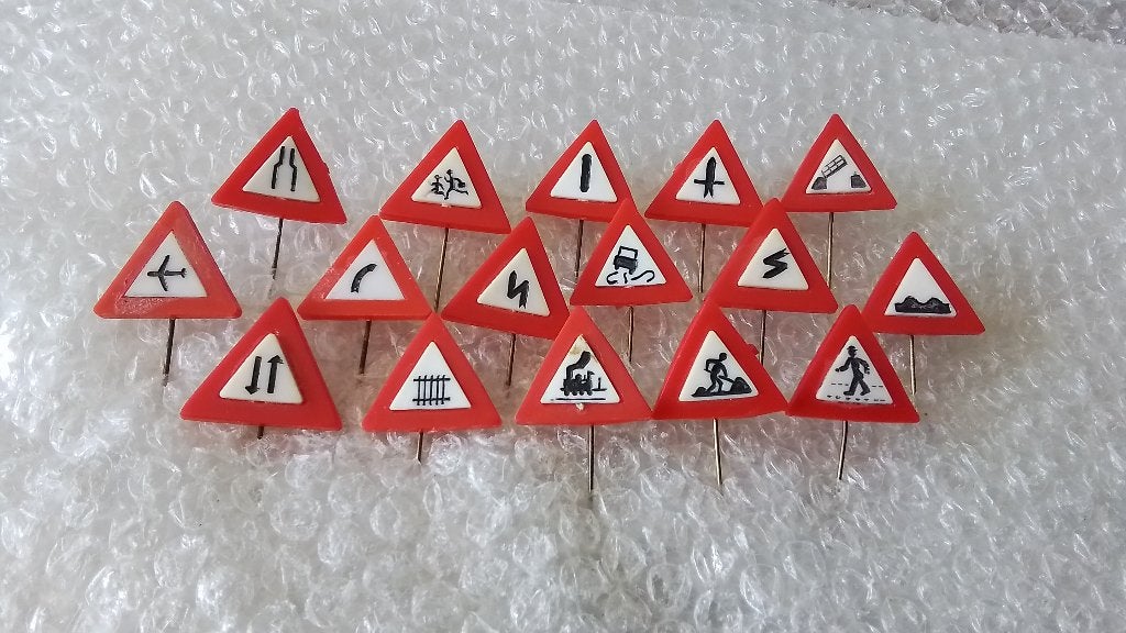 16 verschillende speldjes verkeersborden, Ophalen of Verzenden, Zo goed als nieuw, Overige onderwerpen