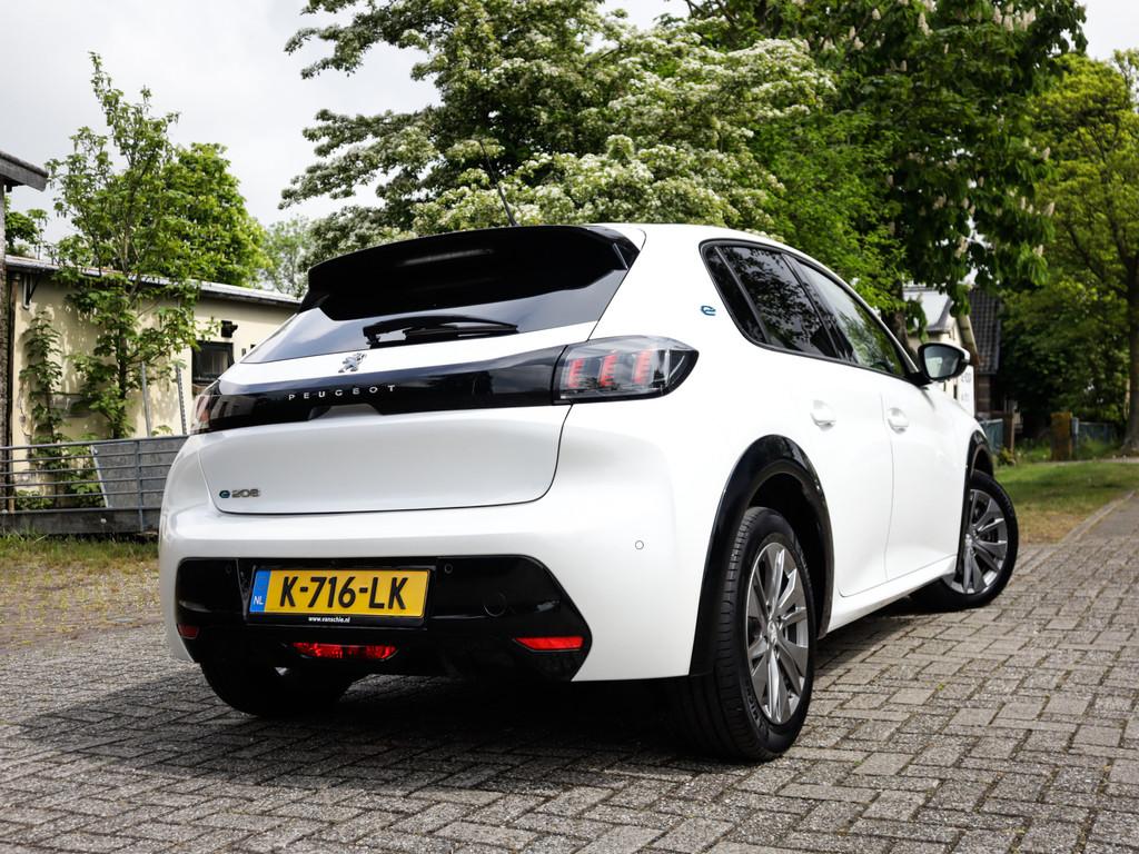 Peugeot e-208 EV Blue Lease Allure 50 kWh 2e-Eig & Dealer-On, Auto's, 12 maanden, 136 pk, Gebruikt, Zwart