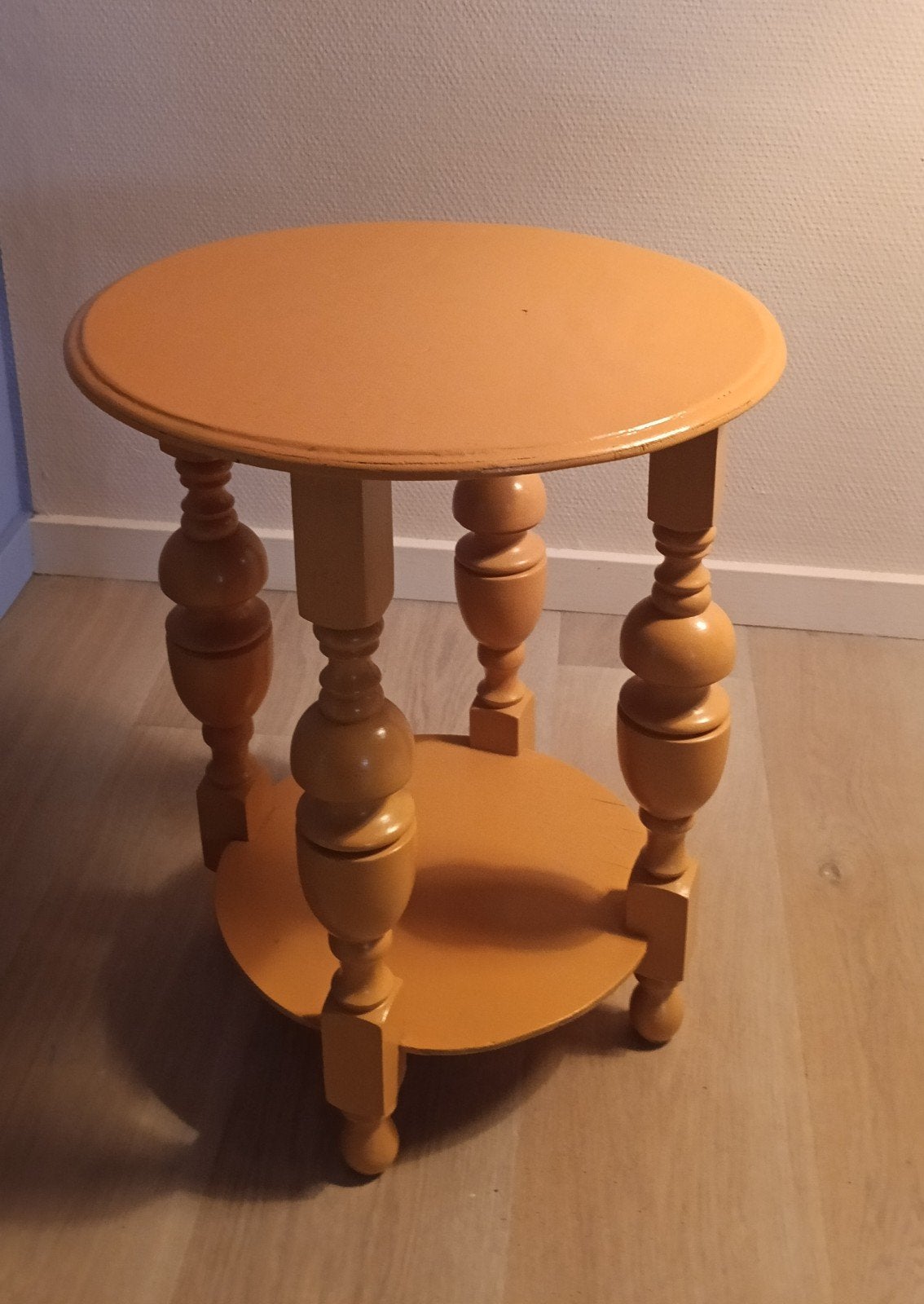 vintage brocante bijzettafel honinggeel, Ophalen, Rond, Minder dan 55 cm, Minder dan 45 cm
