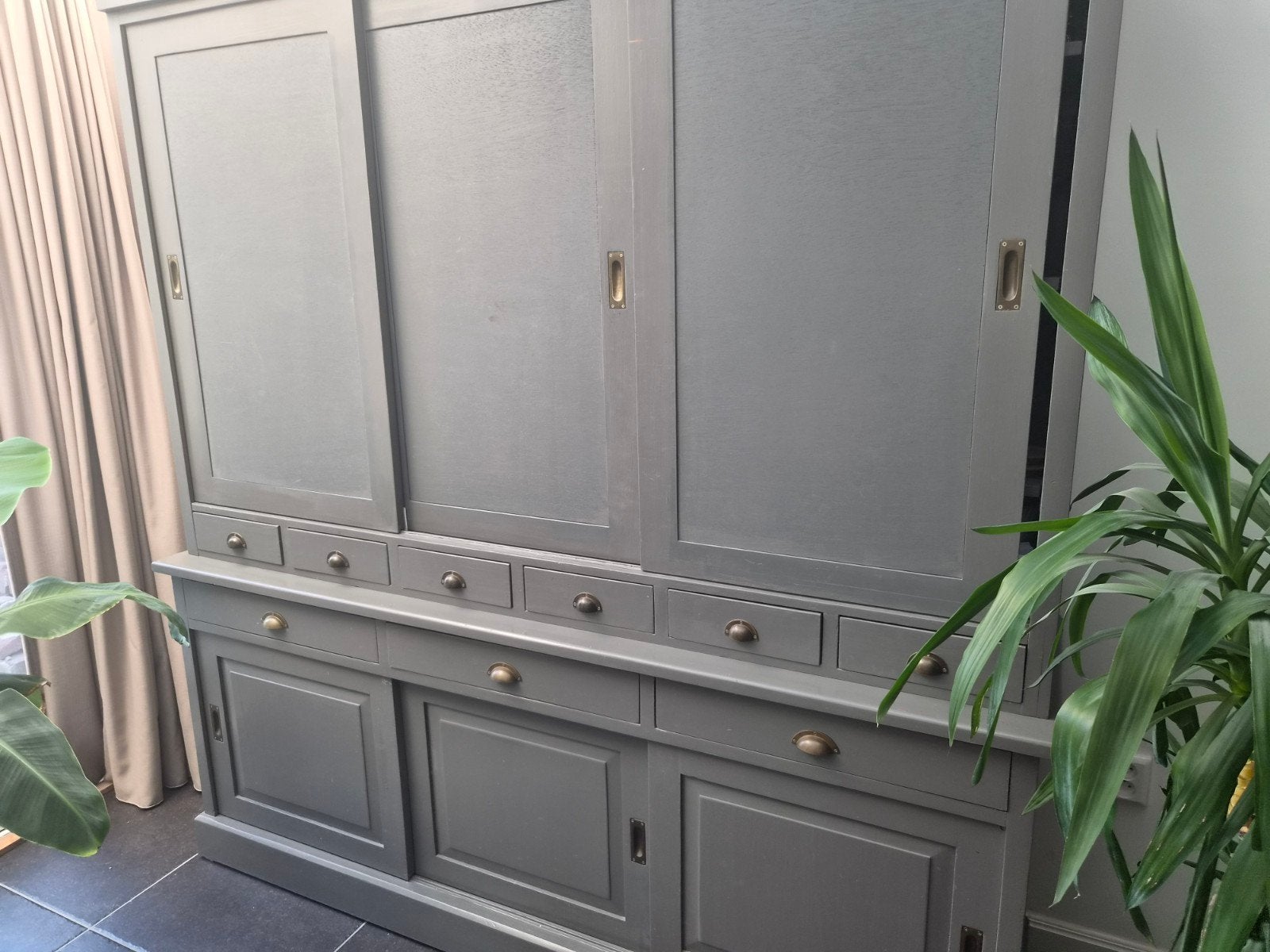 Grote grijze kast 2.05m, Huis en Inrichting, Kasten | Buffetkasten, Ophalen, Gebruikt, Met deur(en), 200 cm of meer