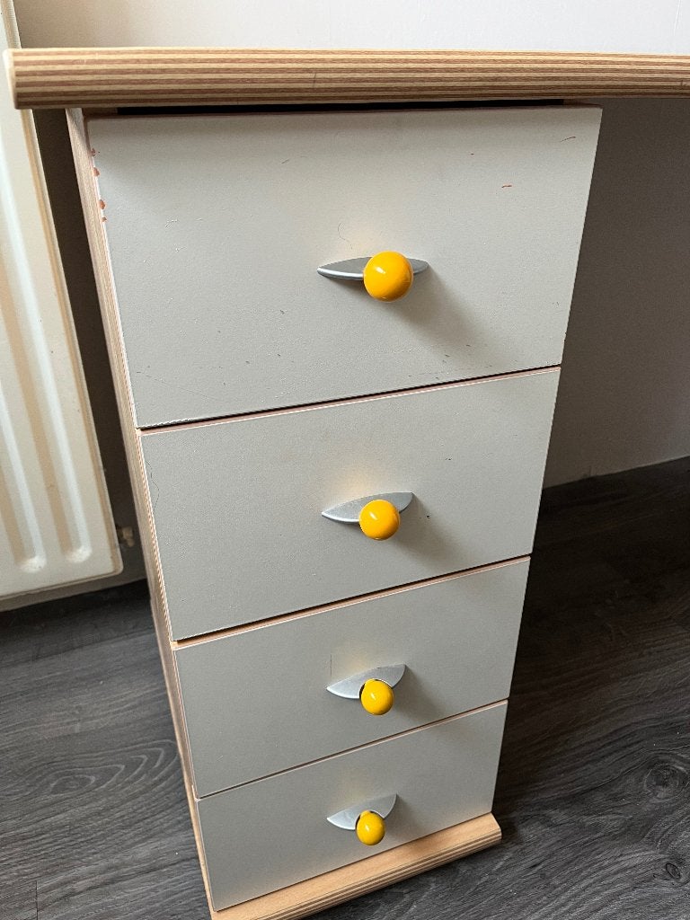 Foto 2 van Gratis afhalen bureau & kledingkast