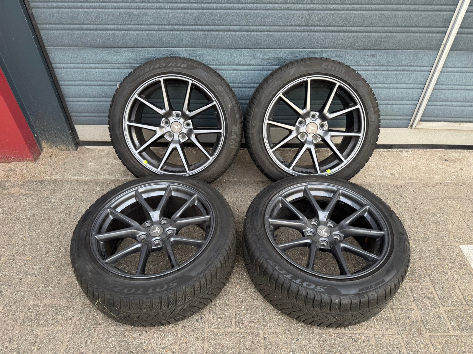 Originele Tesla Model 3 18 inch aero velgen Pirelli winter, Auto-onderdelen, 18 inch, Gebruikt, Banden en Velgen, 235 mm