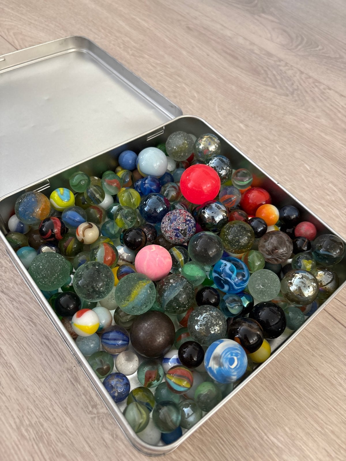 Grote collectie knikkers in metalen doos, Ophalen of Verzenden, Gebruikt, Jongen of Meisje