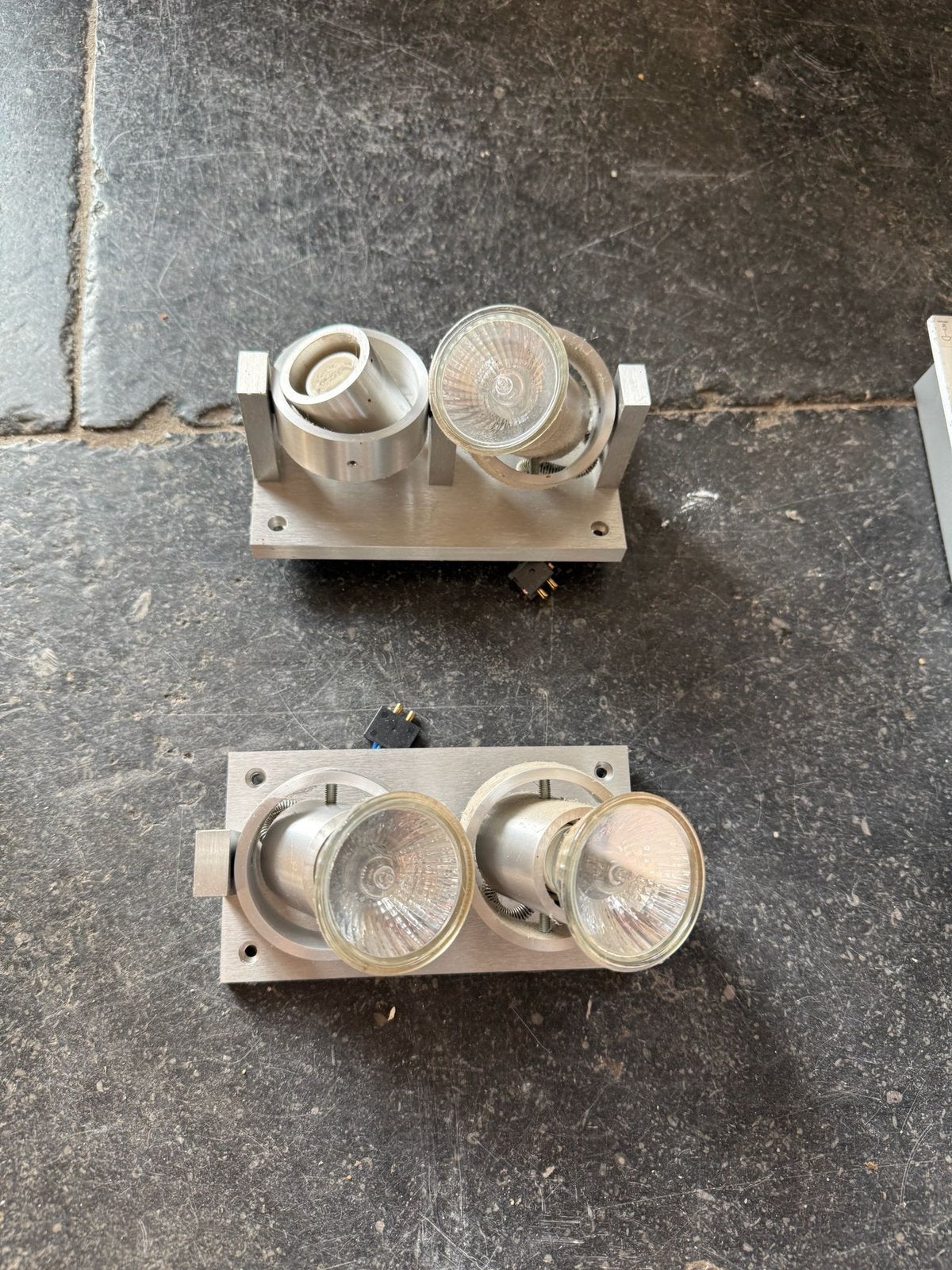 2 spots, Huis en Inrichting, Ophalen of Verzenden, Gebruikt, Metaal of Aluminium, Plafondspot of Wandspot