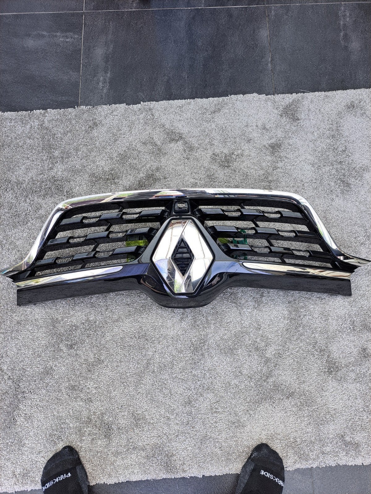 Renault Arakana grille - Gebruikt, Auto-onderdelen, Ophalen of Verzenden, Voor, Renault, Bumper