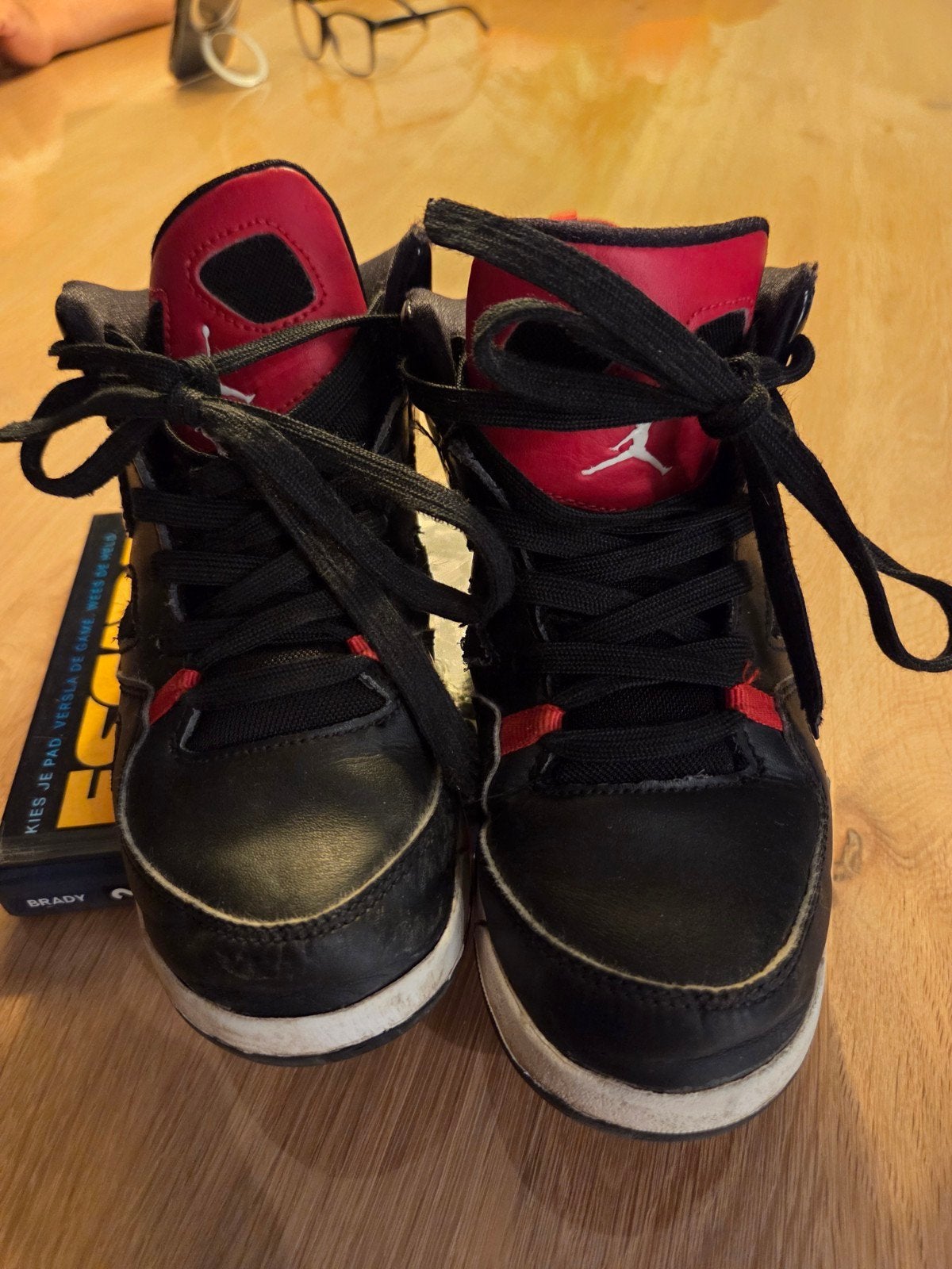 Jordan sneakers zwart rood maat 32, Gebruikt, Sportschoenen, Ophalen of Verzenden, Jordan