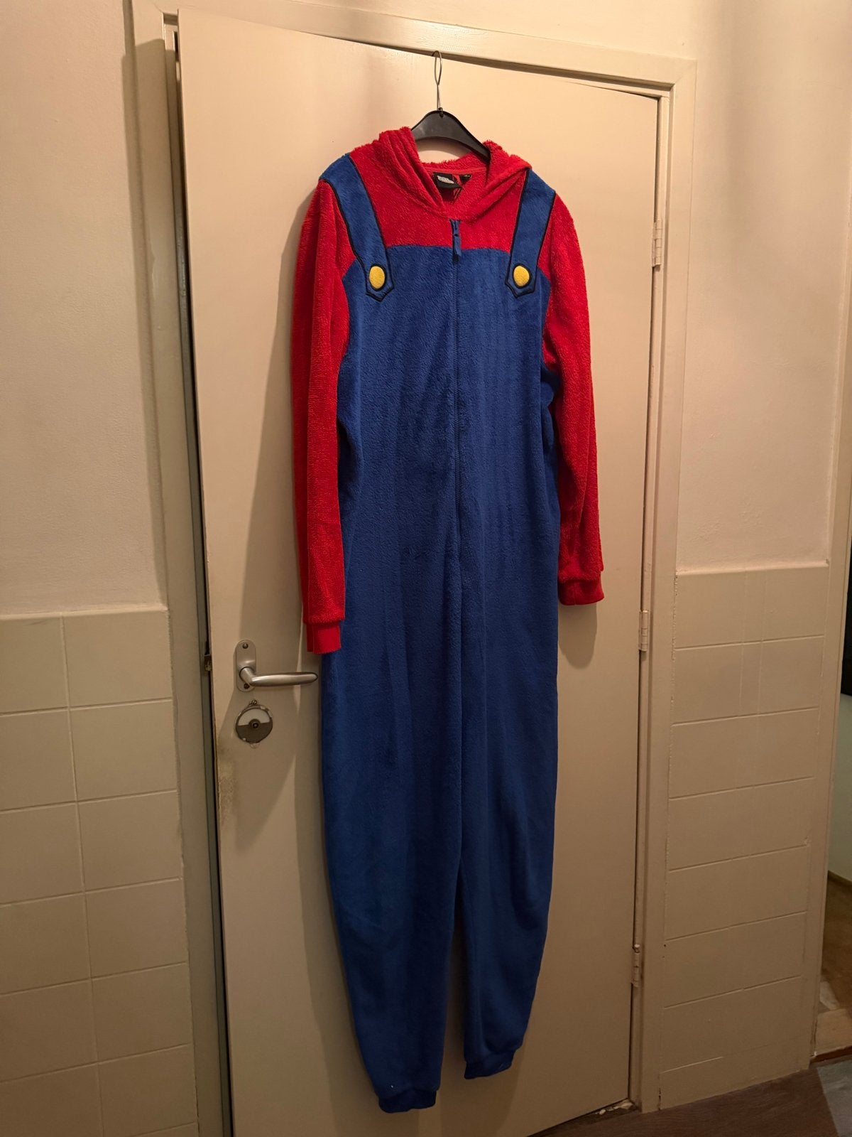 Officiële Mario Onesie (M-L) - leuk prijsje!, Ophalen of Verzenden, Gedragen, Carnaval, Kleding