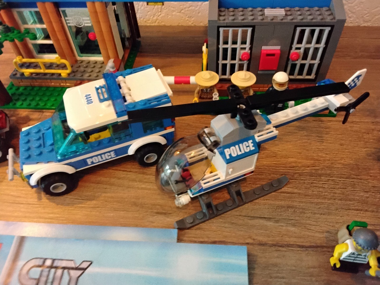 Foto 4 van LEGO CITY Bos Politiebureau - 4440

Mist alleen de zwarte be