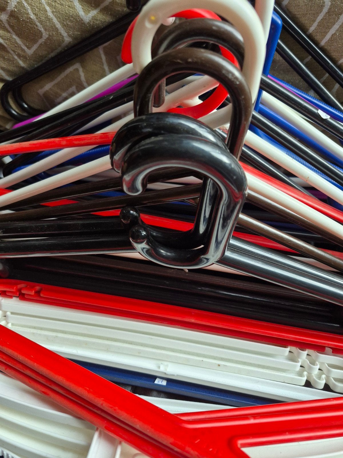 32 stuks  kledinghangers - plastic, verschillende kleuren, Ophalen of Verzenden, Gebruikt, Kunststof, Kinderen en Volwassenen