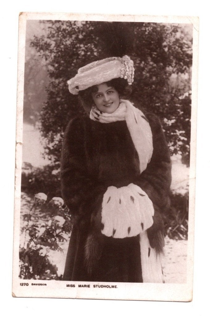 Antieke Fotokaart Miss Marie Studholme Bontmof 1905, Ophalen of Verzenden, Voor 1920, Gelopen, Overige thema's
