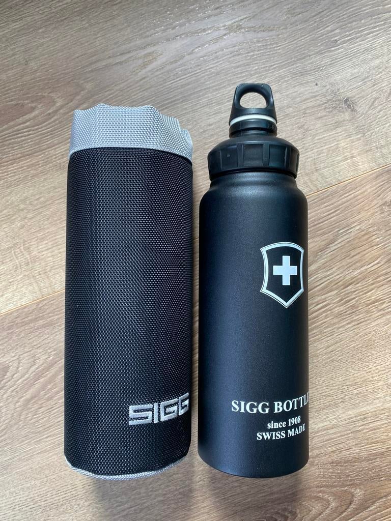 Sigg bottles zwart 1 liter, Ophalen of Verzenden, Zo goed als nieuw