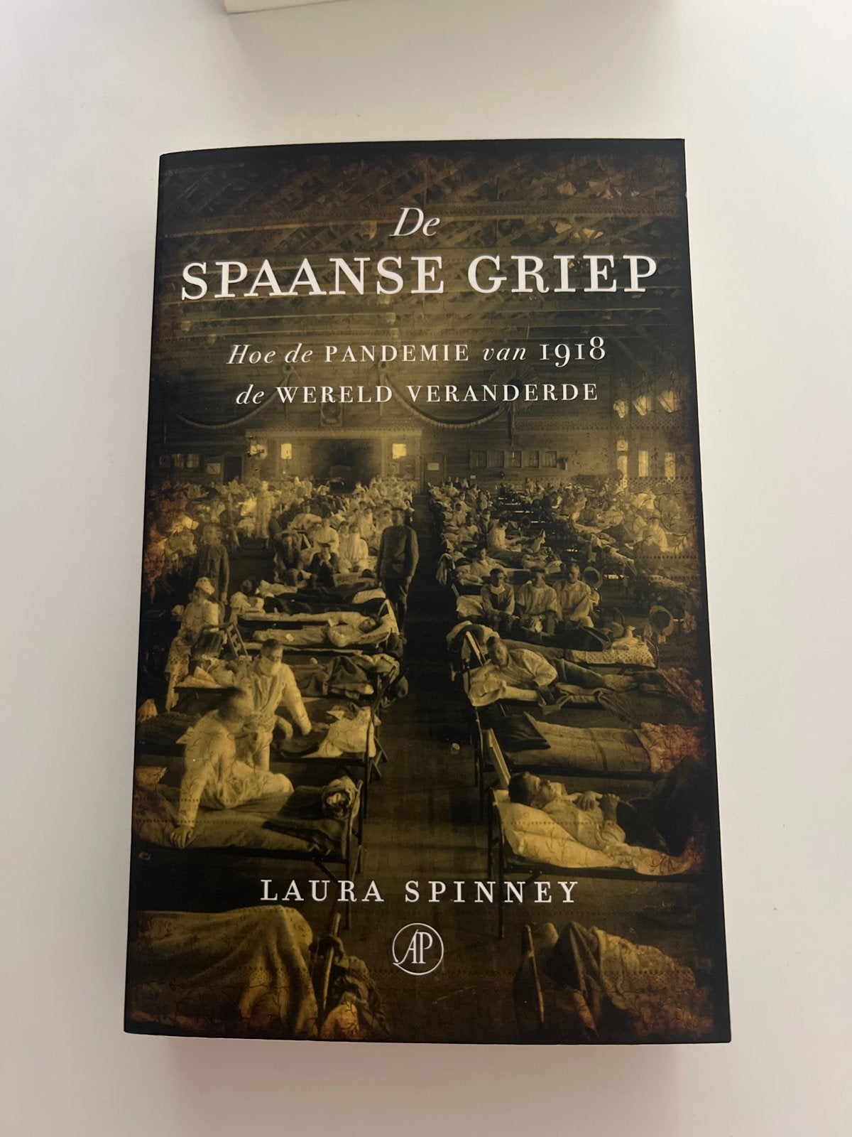 De Spaanse Griep - Laura Spinney (Als nieuw), Boeken, Ophalen of Verzenden, 20e eeuw of later, Zo goed als nieuw, Overige gebieden