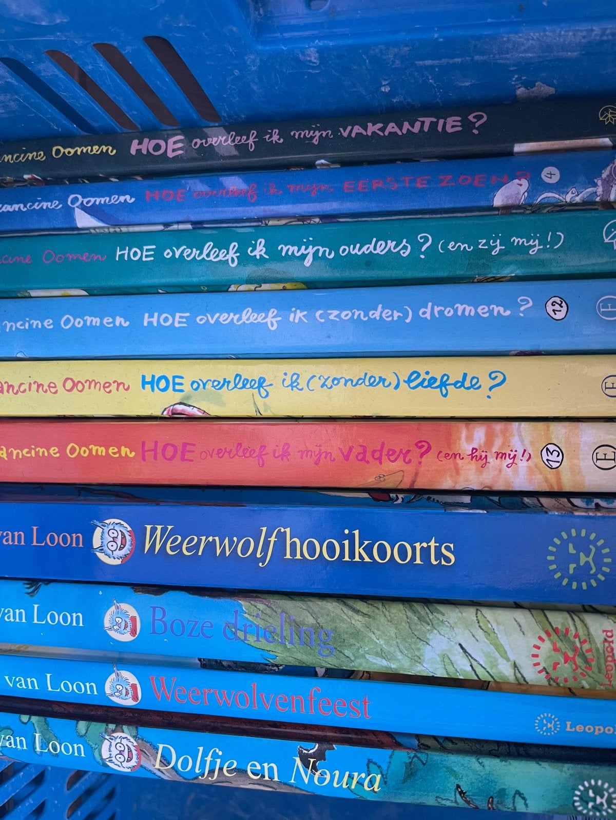 Dolfje Weerwolfje & Hoe overleef ik..., Boeken, Kinderboeken | Jeugd | 13 jaar en ouder, Gelezen, Fictie, Ophalen of Verzenden