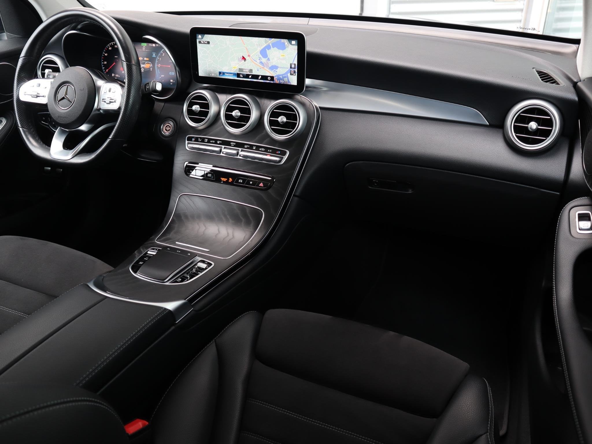 Mercedes-Benz GLC-klasse 300e 4MATIC Premium Plus l Trekhaak, Auto's, Dealer onderhouden, 14 kWh, Gebruikt, 4 cilinders
