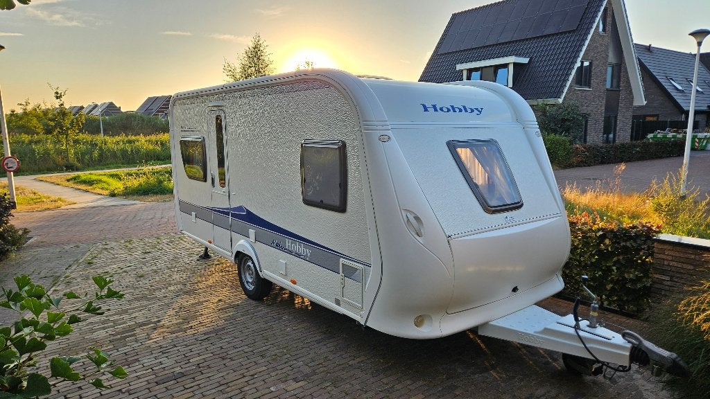 Hobby 460 UFE met fietsendrager en voortent, Caravans en Kamperen, Rondzit, Hobby, Particulier, Vast bed