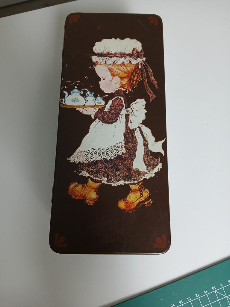 Vintage Sarah Kay koekblik - meisje met dienblad, Verzamelen, Blikken, Gebruikt, Koek(jes), Overige merken, Ophalen of Verzenden