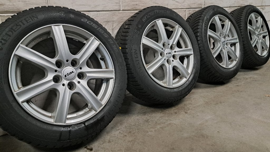 Winterbanden Caddy Golf Passat Octavia A4 A3 Leon 205/55/16, Auto-onderdelen, Gebruikt, 16 inch, Banden en Velgen, Personenwagen